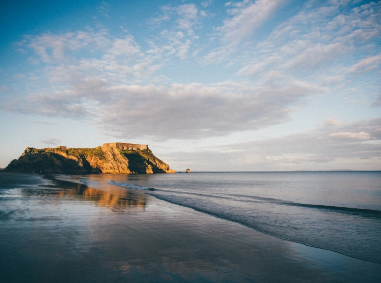 Llun o Gaer Ynys Catrin ar ben Ynys Catrin
