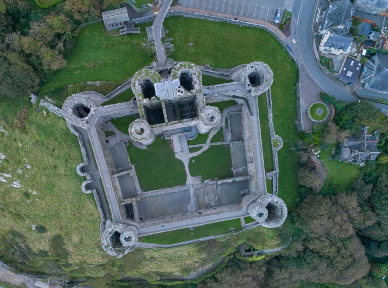 Llun o'r awyr o gastell Harlech