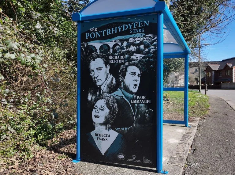 cysgodfan fysiau ac arni luniau o actorion enwog a’r gair 'Pontrhydyfen'