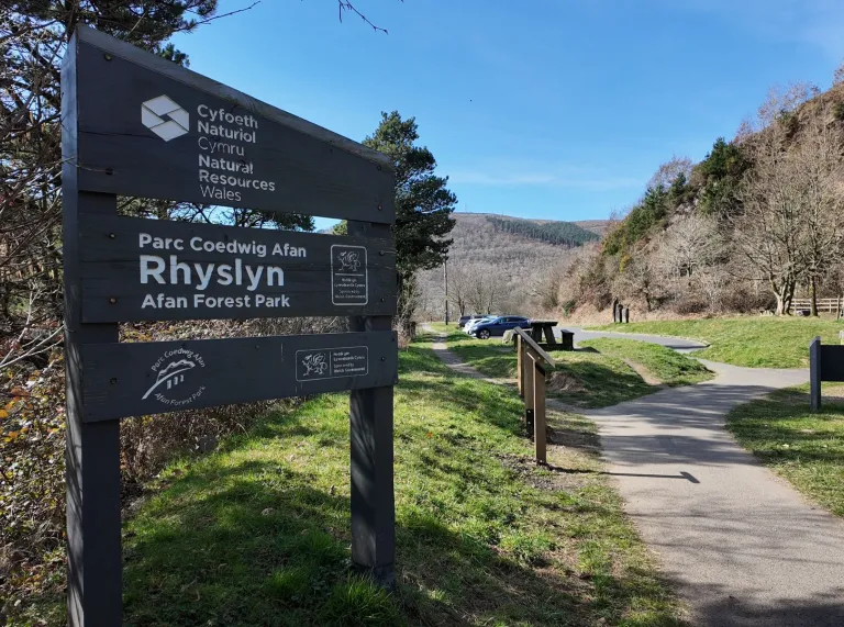 arwydd mewn parc.