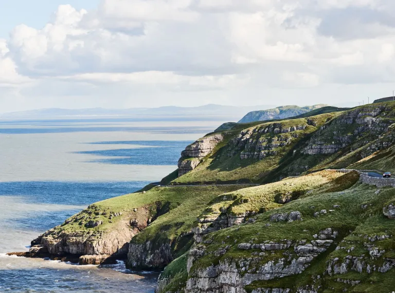 Llun o Ben y Gogarth a'r môr