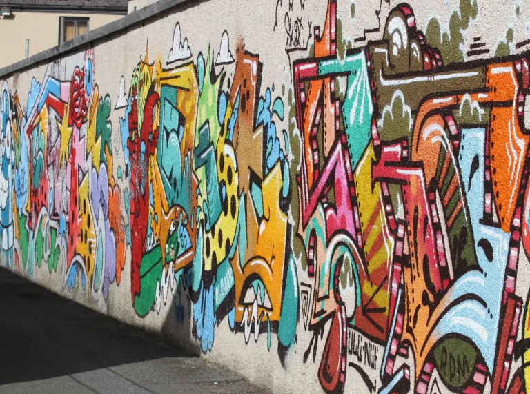 Wal gyda graffiti.