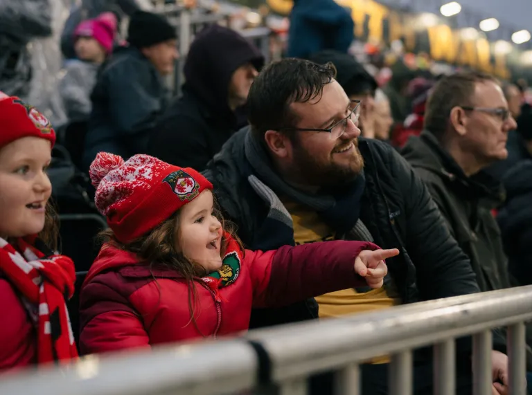 Cefnogwyr tîm pêl-droed Wrecsam yn y Cae Ras