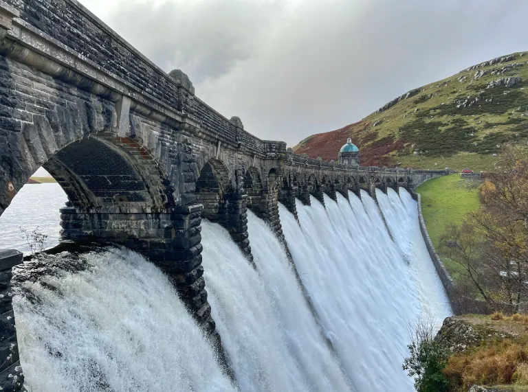 Rhaeadr llawn yn llifo