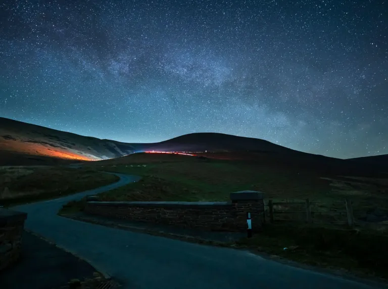 Sêr tywyll y dyffryn