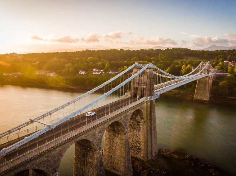 Pont fawr yn croesi afon.