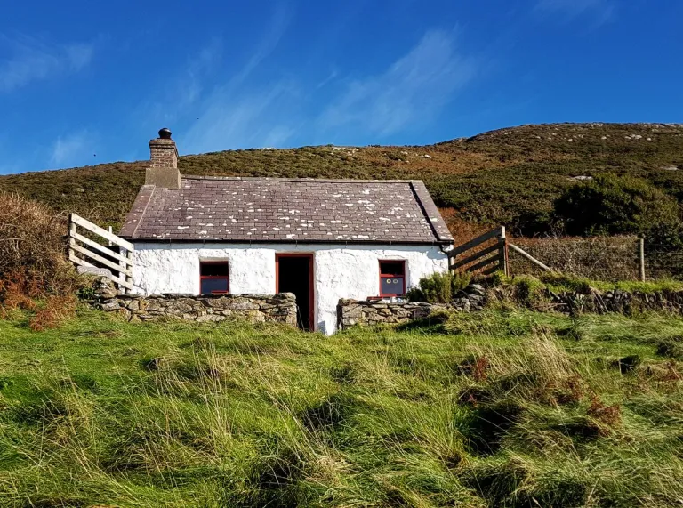 Hen dy ar Ynys Enlli