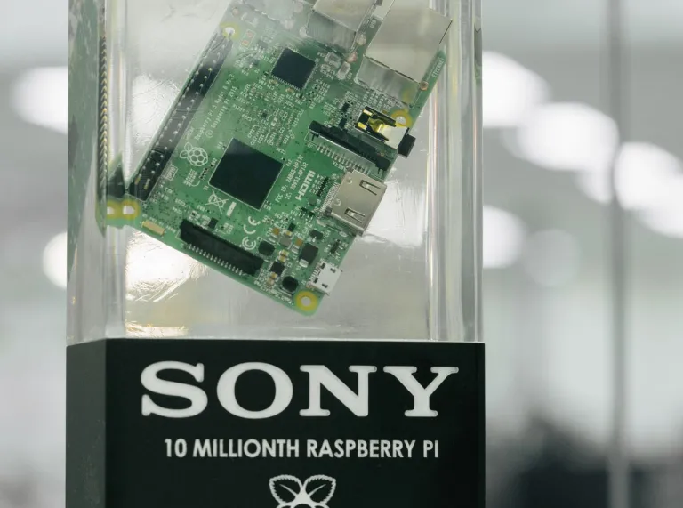 Chip Raspberry Pi mewn box gwydyr Sony.
