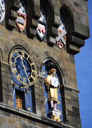 Llun agos o'r cloc ar dŵr cloc Castell Caerdydd