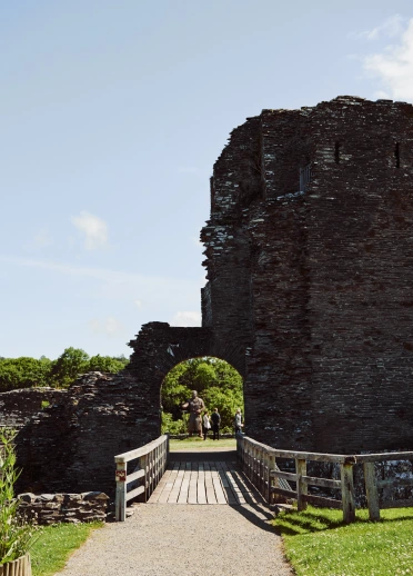 Llun o adfeilion castell