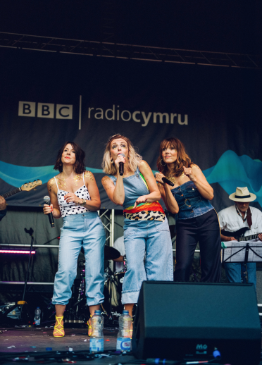 Eden yn perfformio ar lwyfan Tafwyl
