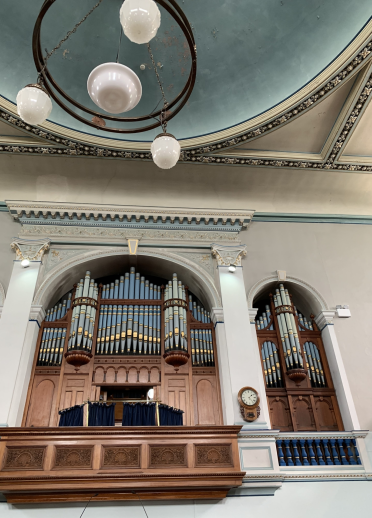Yr organ y tu mewn i Gapel Jerusalem ym Methesda, a adeiladwyd yn 1841