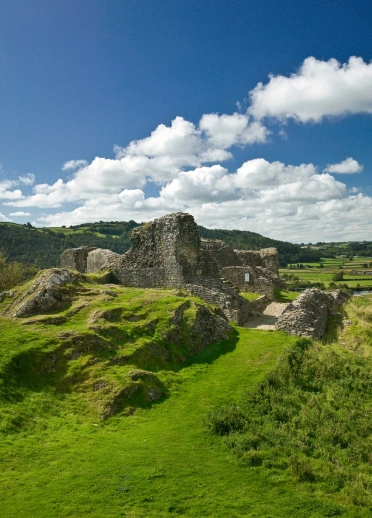 Golygfa o adfeilion Castell