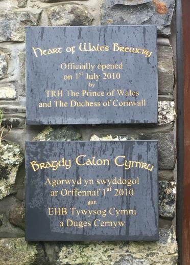 Plac ar wal Bragdy Heart of Wales.