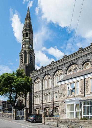 Y tu allan i'r Tabernacl yn Abertawe