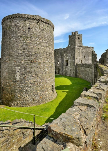 Twr y Castell Llwyd y tu mewn i waliau'r Castell, wedi'i amgylchynu gyda glaswellt