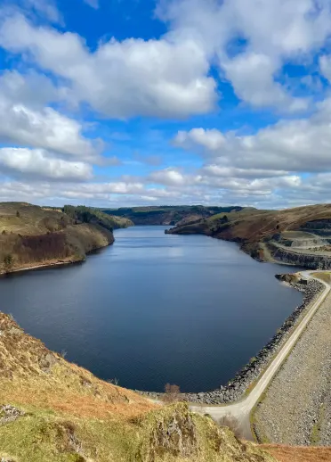Llyn hardd yn yr heulwen.