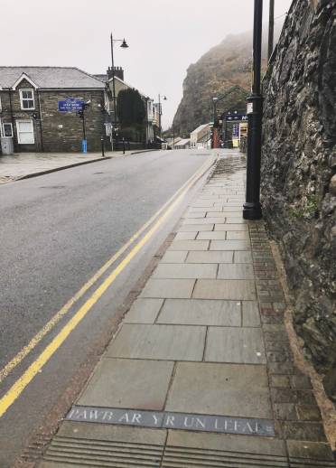 Ysgrifen ar lwybr ochr ffordd.