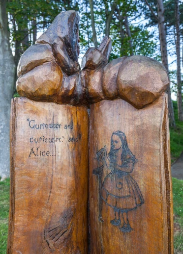 Delwedd o gerfiad ar Lwybr Alice in Wonderland.