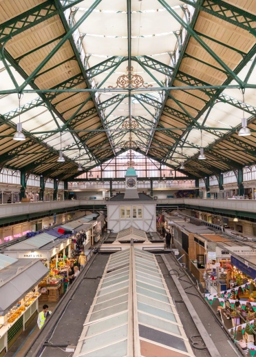 Marchnad dan do gyda tho trionglog a rhesi o stondinau.