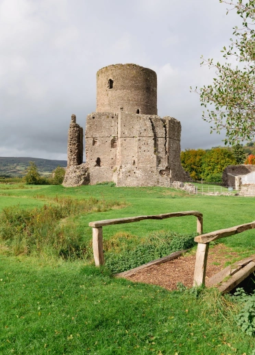 adfeilion castell o bellter gyda phont.