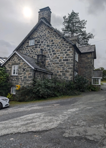 Golygfa ochr o Cross Foxes Hotel o'r tu allan
