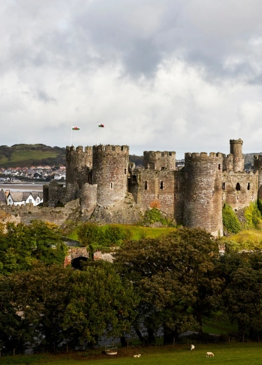 Llun o bell o Gastell Conwy a'r dref yn y cefndir