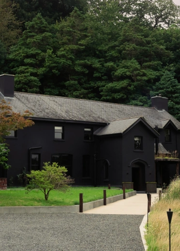 exterior of restaurant with rooms.
