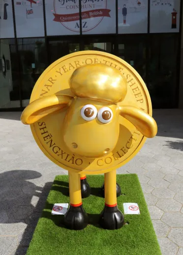 Cerflun Shaun y Sheep wrth mynedfa Profiad y Bathdy Brenhinol.
