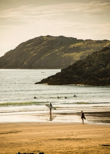 Syrffwyr ar y traeth