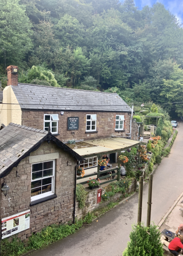 Tu allan i dafarn The Boat Inn, Pen-allt