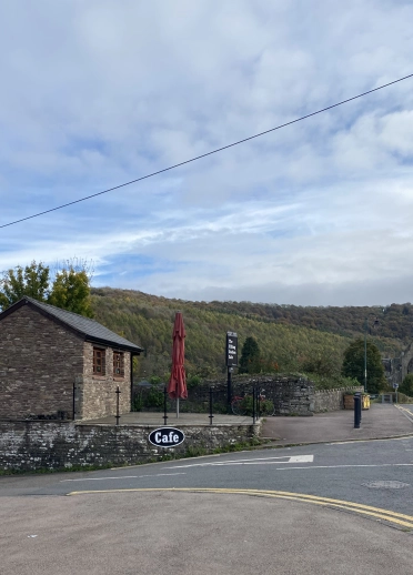 Y tu allan i gaffi carreg.