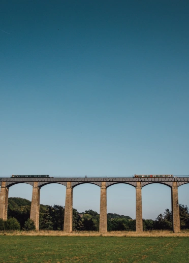 Traphont uchel yn cludo camlas, i’w gweld o’r ddaear.