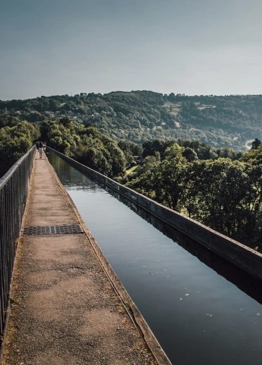 Traphont ddŵr gamlas gul, yn uchel uwchben dyffryn afon.