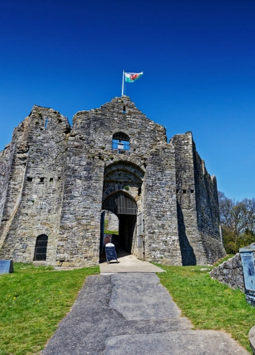 Mynedfa ar flaen castell bychan.