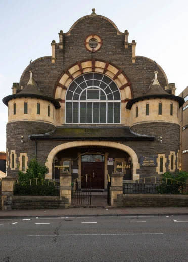 Golygfa o tu allan Canolfan Diwylliant Islamaidd Shah Jalal, Cathays, Caerdydd