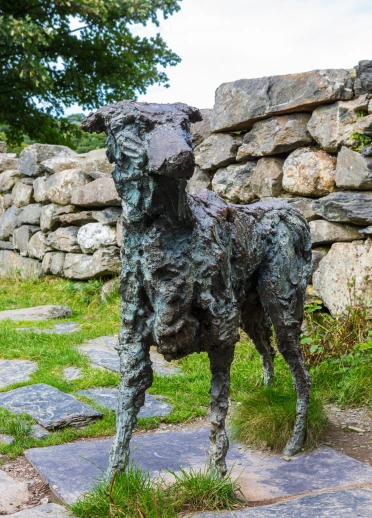 Cerflun o Gelert y ci ym Meddgelert.