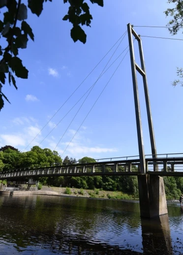 Pont y Gored Ddu, dros yr Afon Taf Caerdydd