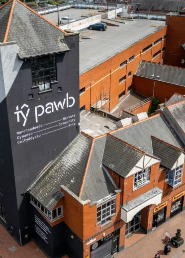 Golygfa awyr o adeilad Tŷ Pawb, Wrecsam.