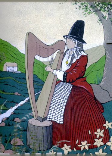 Llun o ddynes yn gwisgo gwisg draddodiadol Gymreig yn canu telyn