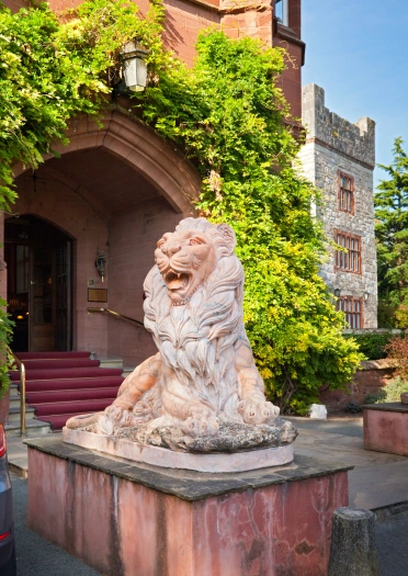 Steinlöwe vor Haupteingang des Ruthin Castle Hotels.