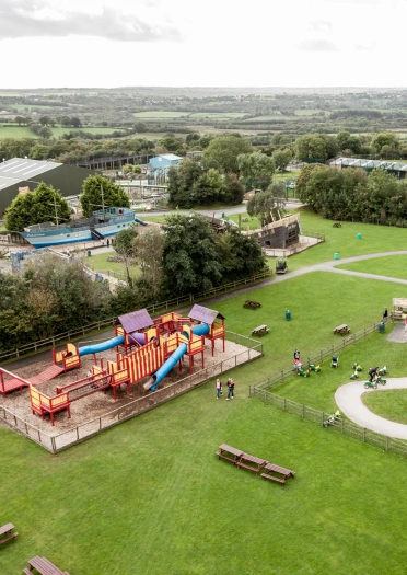 Golygfa o'r awyr dros y maes chwarae yn Folly Farm.