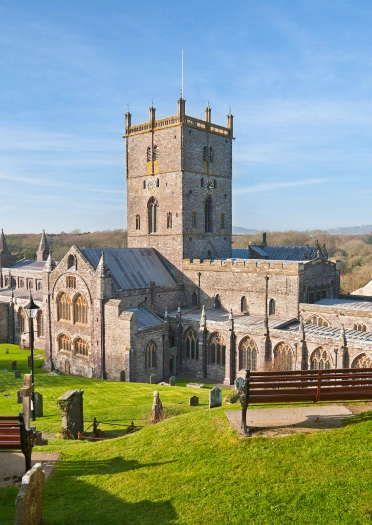 Eglwys gadeiriol fawr yn ei gerddi gwyrdd.