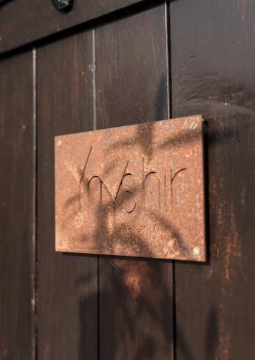 Ynyshir es Restaurant Tür mit einem Namensschild.