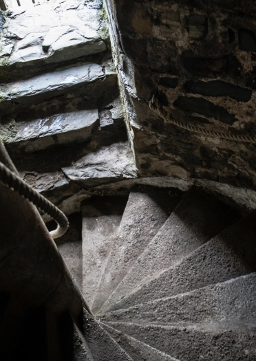 Grisiau troellog tu mewn i Gastell Harlech