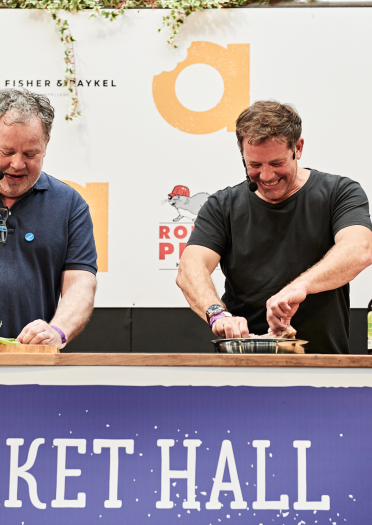 Dau gogydd, Stephen Harris a Matt Tebbutt, yn gwneud arddangosiad coginio
