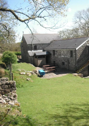 tu allan i adeliad gyda bocs storio gwyrdd a golygfeydd gwledig.