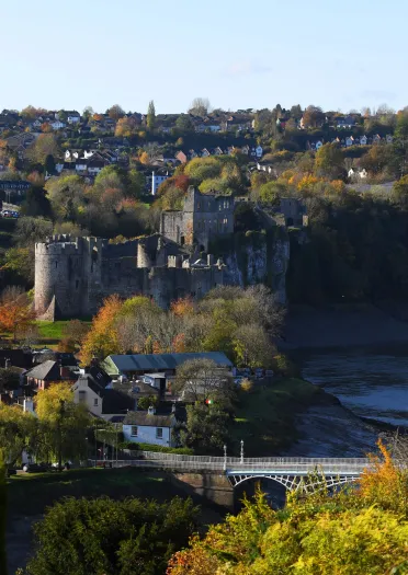 Golygfa o’r awyr o Gastell Cas-gwent