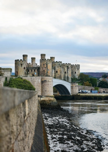 Llun o Gastell Conwy a'r môr