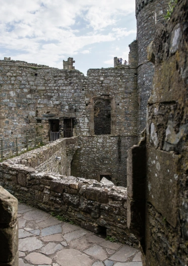 Waliau a llwybrau ar ochr fewnol Castell Harlech